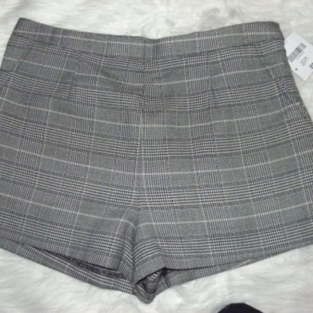 Cute Forever 21 Hound-tooth Plaid Shorts. - Picture 3 of 7
